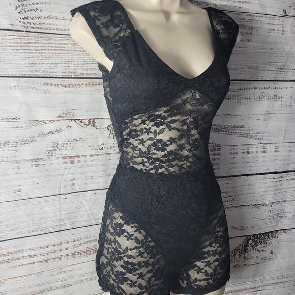 (SOLD ON MERC)Sexy lace romper - Picture 3 of 4
